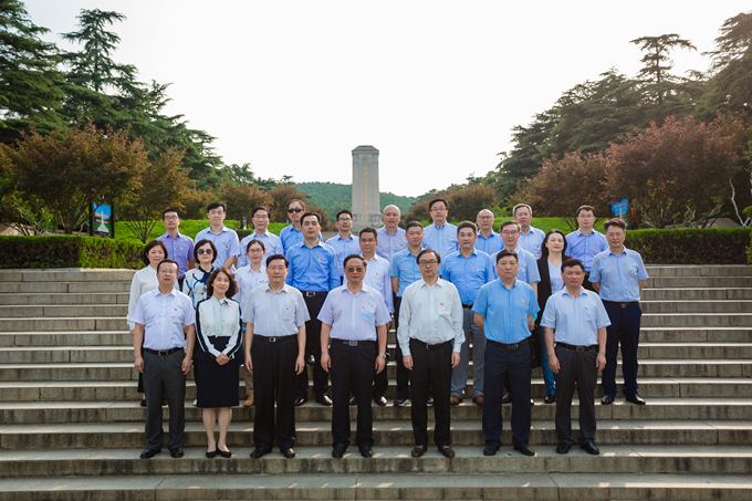 龙8集团党委赴徐州开展 “跟着席大大总书记足迹学党史”专题活动4_副本.png